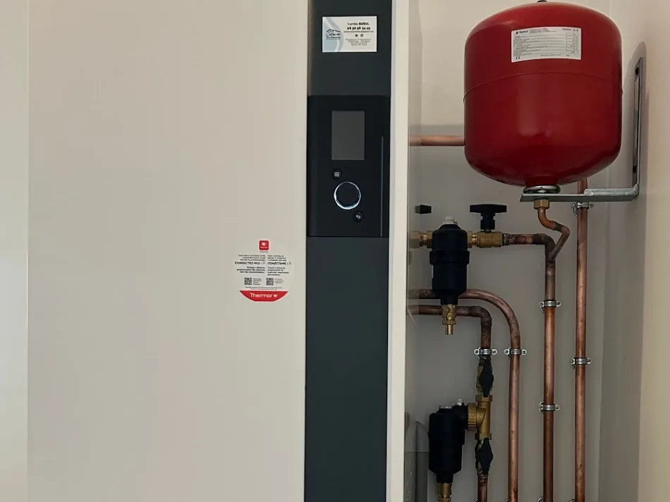 Raccordement en cuivre d’une unité intérieure Thermor avec vase d’expansion